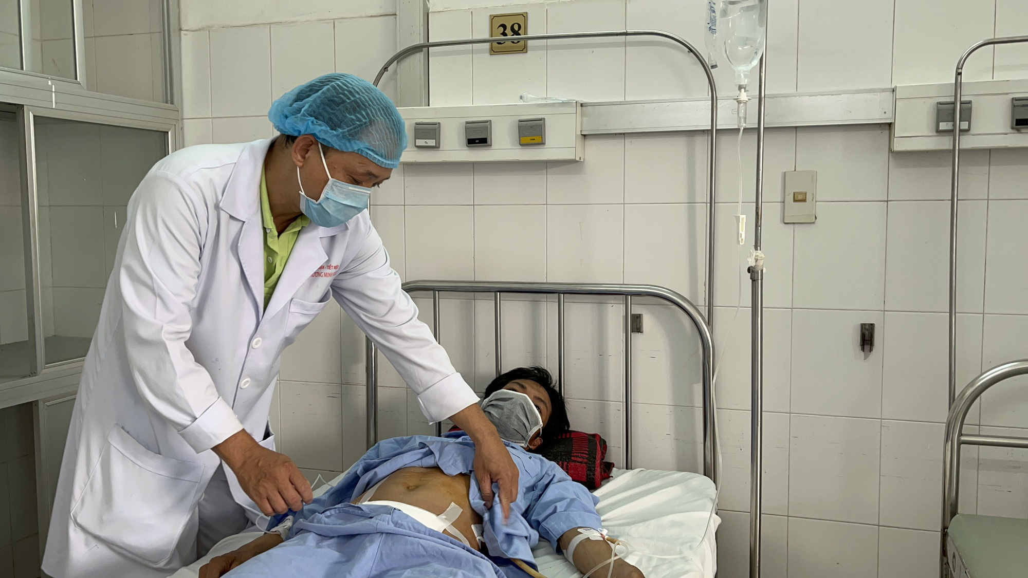 Hai vi&ecirc;n sỏi bằng quả trứng trong b&agrave;ng quang nam thanh ni&ecirc;n - Ảnh 3.