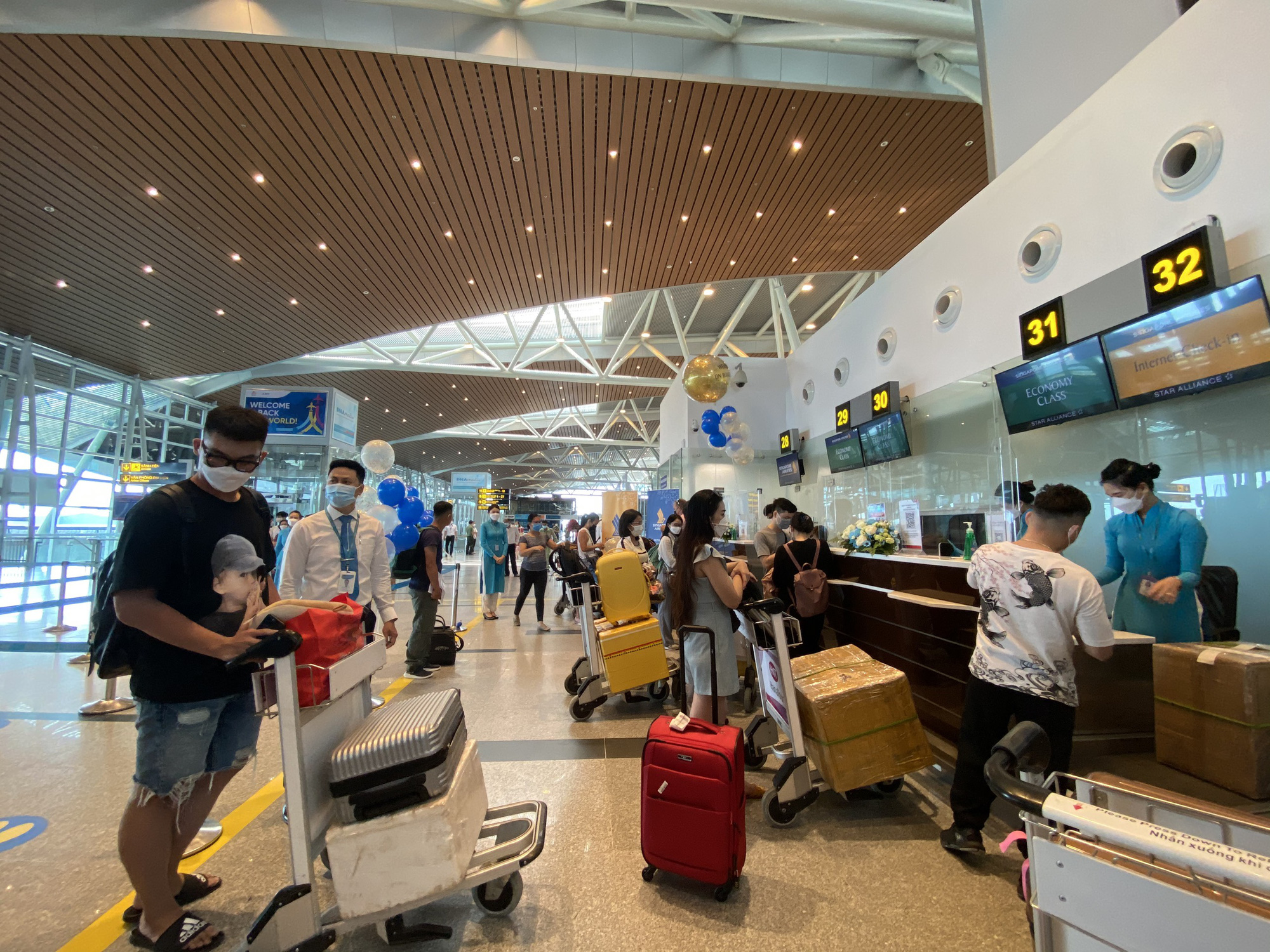 Đ&oacute;n 2 chuyến bay quốc tế đầu ti&ecirc;n chở kh&aacute;ch du lịch đến Đ&agrave; Nẵng - Ảnh 4.