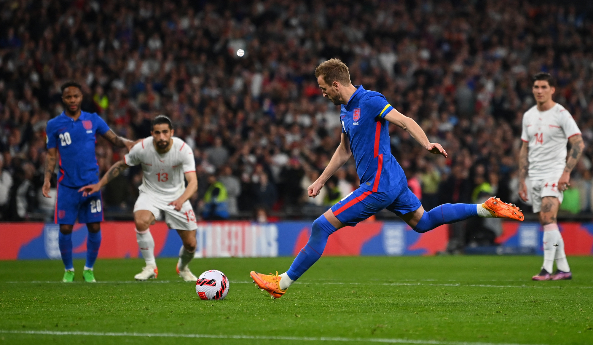 Harry Kane chạm mốc b&agrave;n thắng ấn tượng, Anh ngược d&ograve;ng đ&aacute;nh bại Thụy Sĩ ở Wembley - Ảnh 6.