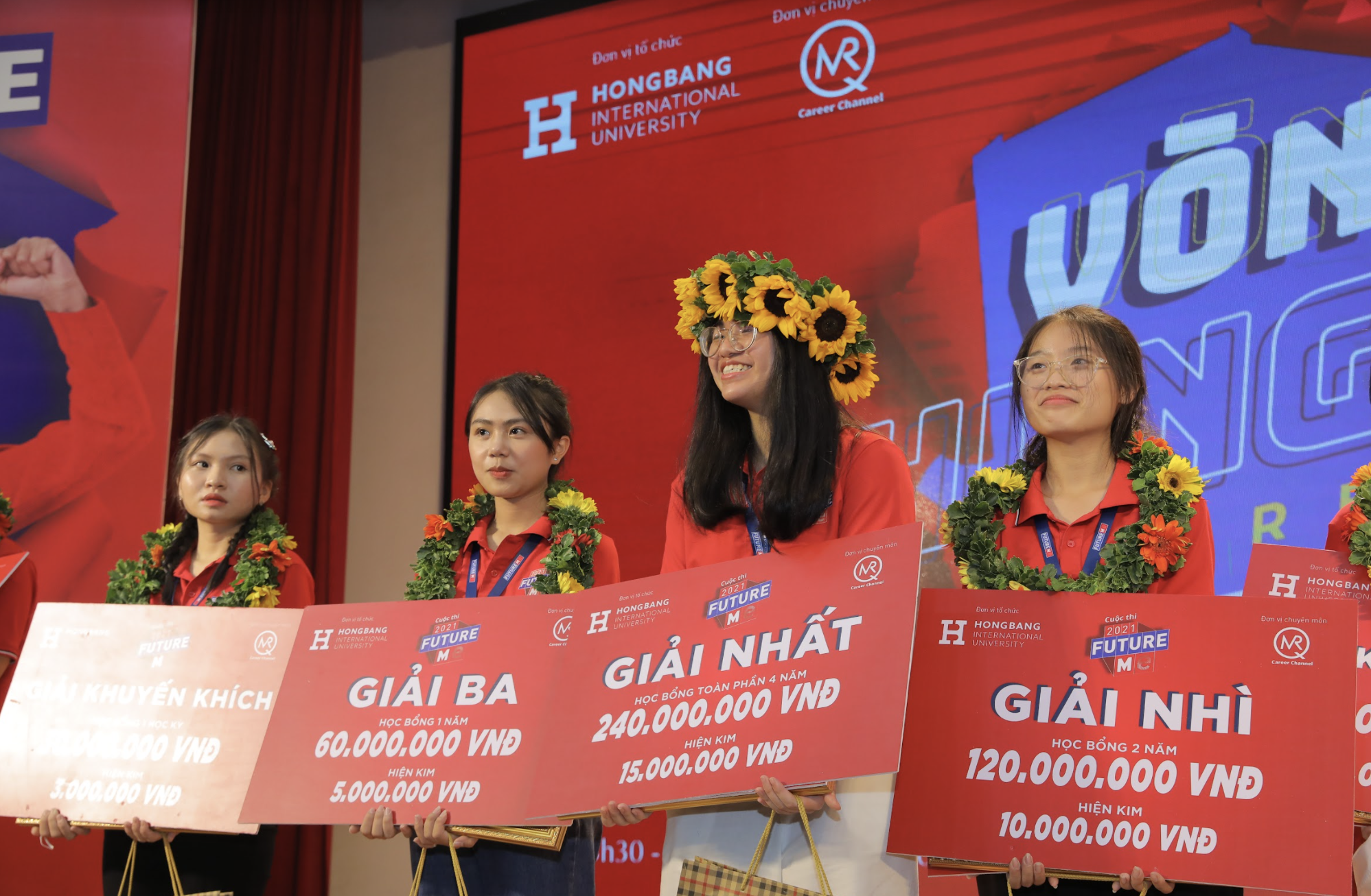Học sinh lớp 11 chinh phục ban giám khảo về tương lai