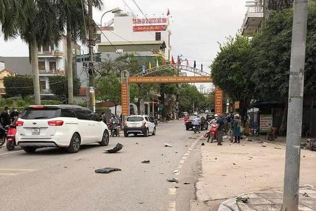 Xe đi&ecirc;n g&acirc;y tai nạn kinh ho&agrave;ng khiến 2 người thương vong - Ảnh 2.