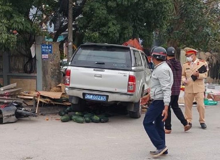 Xe biển xanh tông chết 2 người bán trái cây trên vỉa hè