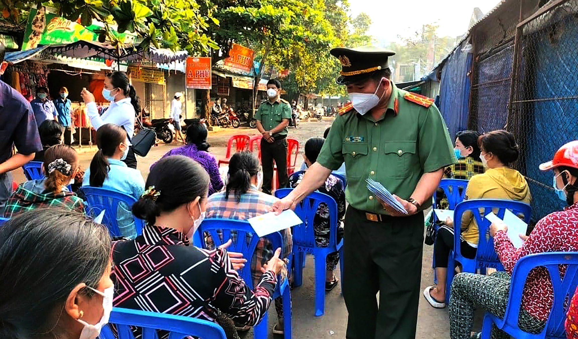 Lãnh đạo An Giang và Đại tá Đinh Văn Nơi hỗ trợ 52 tiểu thương