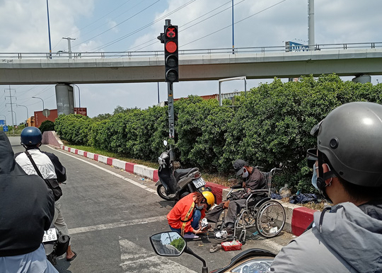 Một câu chuyện đẹp trên Xa lộ Hà Nội