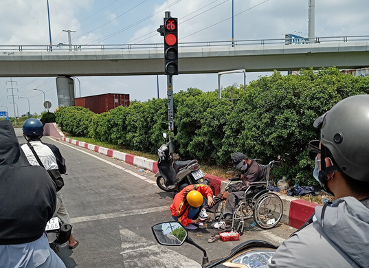 Một c&acirc;u chuyện đẹp tr&ecirc;n Xa lộ H&agrave; Nội - Ảnh 2.