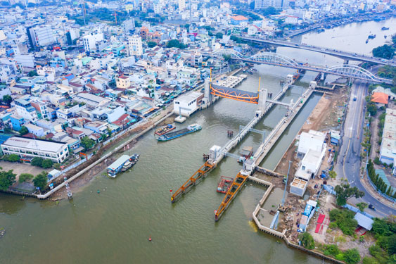 Dự án chống ngập trị giá 10.000 tỉ đồng đã trễ hẹn 2 năm nhưng đến nay vẫn chưa biết được ngày hoàn thành. Ảnh: QUỐC ANH