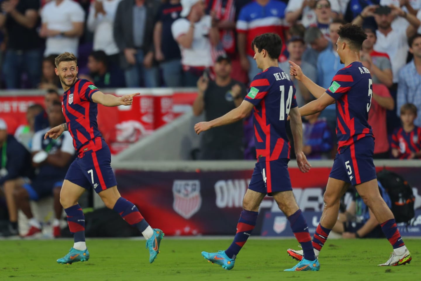 Christian Pulisic lập hat-trick, tuyển Mỹ hồi hộp chờ v&eacute; đến Qatar - Ảnh 5.