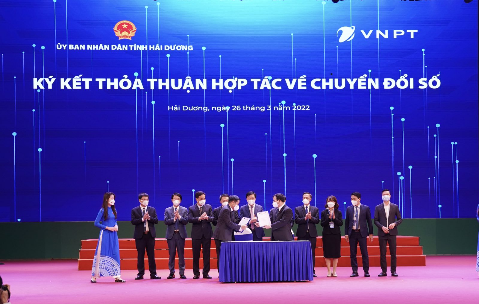 VNPT s&aacute;t c&aacute;nh c&ugrave;ng Hải Dương đi trước đ&oacute;n đầu trong chuyển đổi số - Ảnh 1.