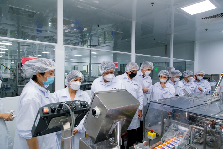 Thứ trưởng Bộ Y tế thăm và làm việc tại Nhà máy Sanofi Việt Nam