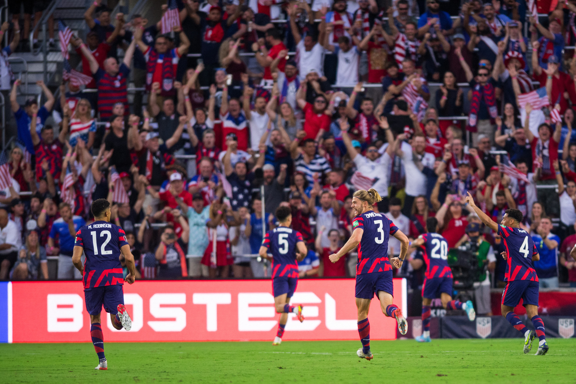 Christian Pulisic lập hat-trick, tuyển Mỹ hồi hộp chờ v&eacute; đến Qatar - Ảnh 1.