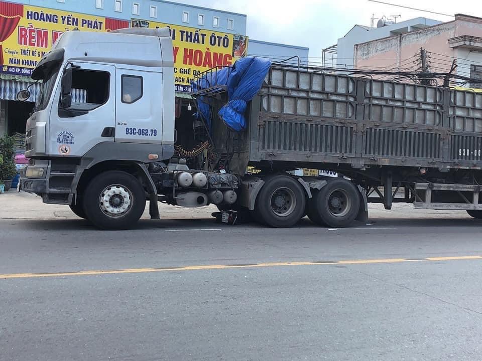 Xe đầu kéo cán đôi nam nữ tử vong rồi bỏ chạy, người dân truy đuổi đến cùng