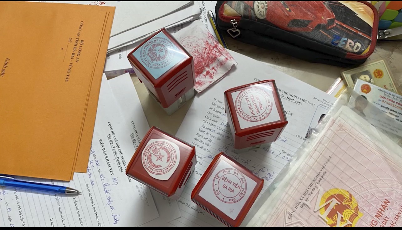 Bắt đường dây làm giả bằng đại học, con dấu của công an