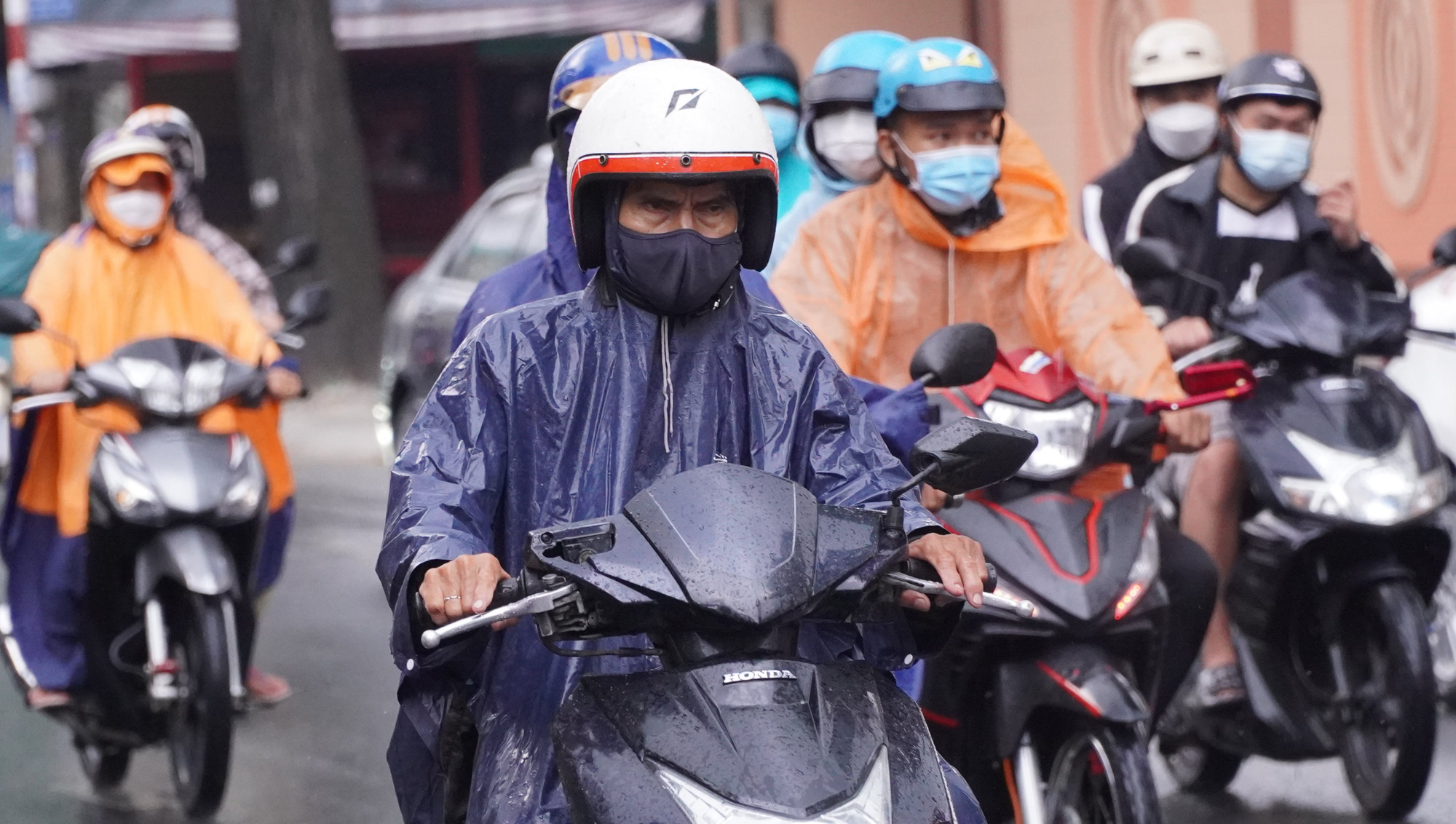 Cảnh b&aacute;o mưa đ&aacute;, lốc tại TP HCM trong v&agrave;i giờ tới - Ảnh 1.