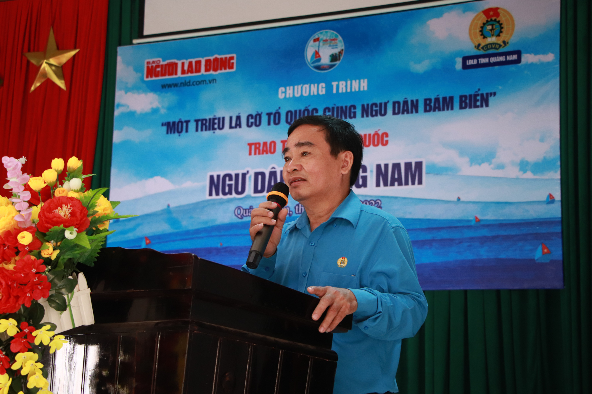 Trao th&ecirc;m 1.000 l&aacute; cờ Tổ quốc cho ngư d&acirc;n tỉnh Quảng Nam - Ảnh 2.