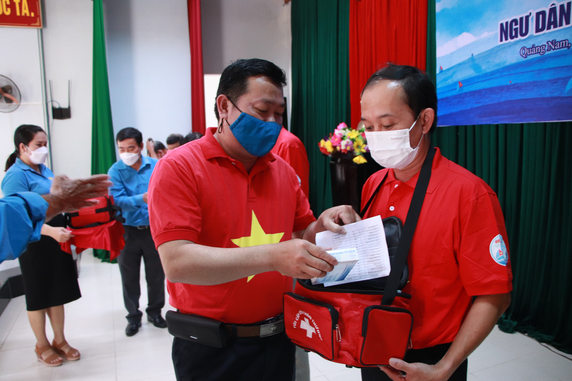 Trao th&ecirc;m 1.000 l&aacute; cờ Tổ quốc cho ngư d&acirc;n tỉnh Quảng Nam - Ảnh 4.