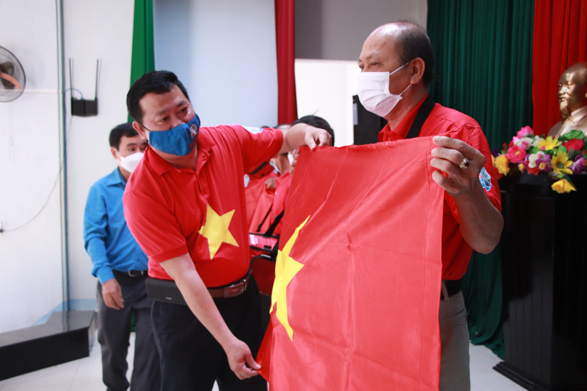 Trao thêm 1.000 lá cờ Tổ quốc cho ngư dân tỉnh Quảng Nam
