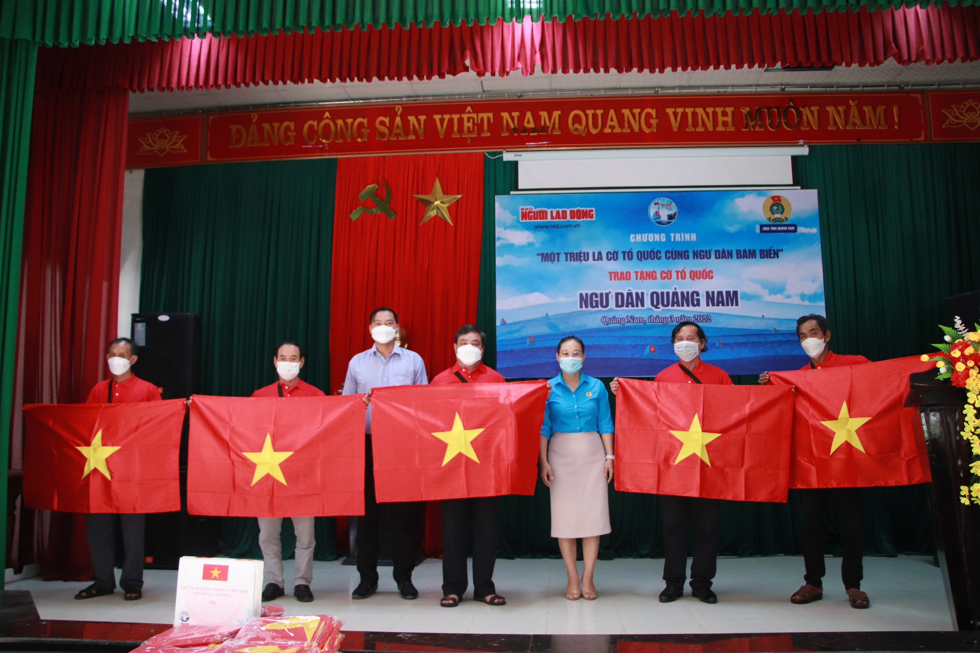 Trao th&ecirc;m 1.000 l&aacute; cờ Tổ quốc cho ngư d&acirc;n tỉnh Quảng Nam - Ảnh 9.