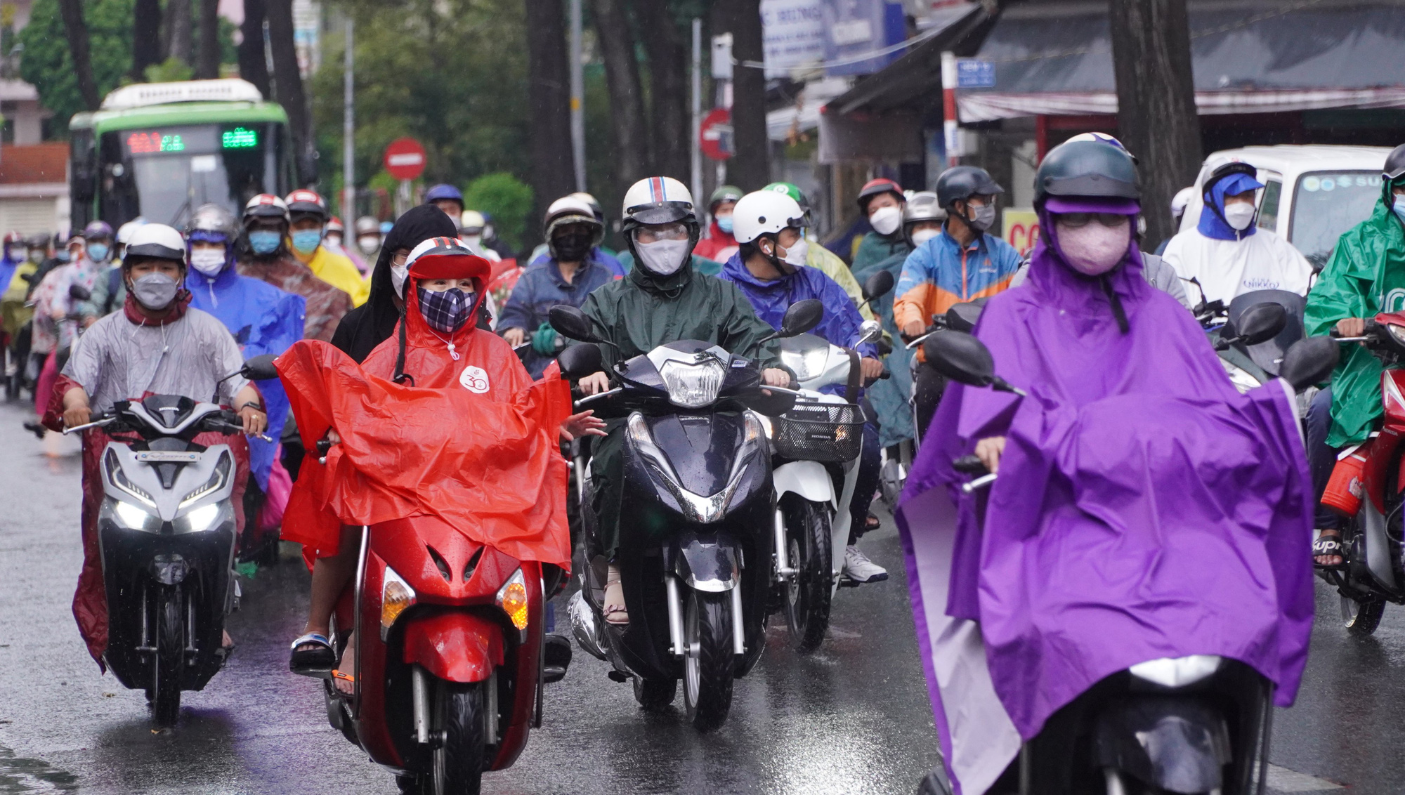 Cảnh báo mưa đá, lốc tại TP HCM trong vài giờ tới