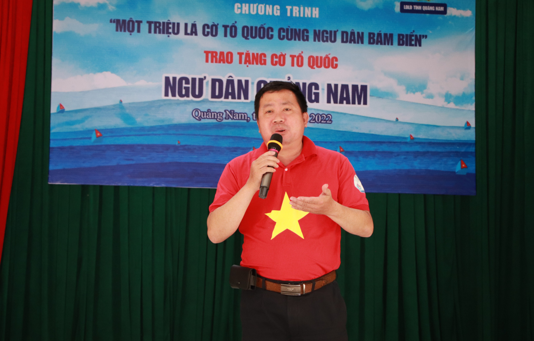 Trao th&ecirc;m 1.000 l&aacute; cờ Tổ quốc cho ngư d&acirc;n tỉnh Quảng Nam - Ảnh 1.