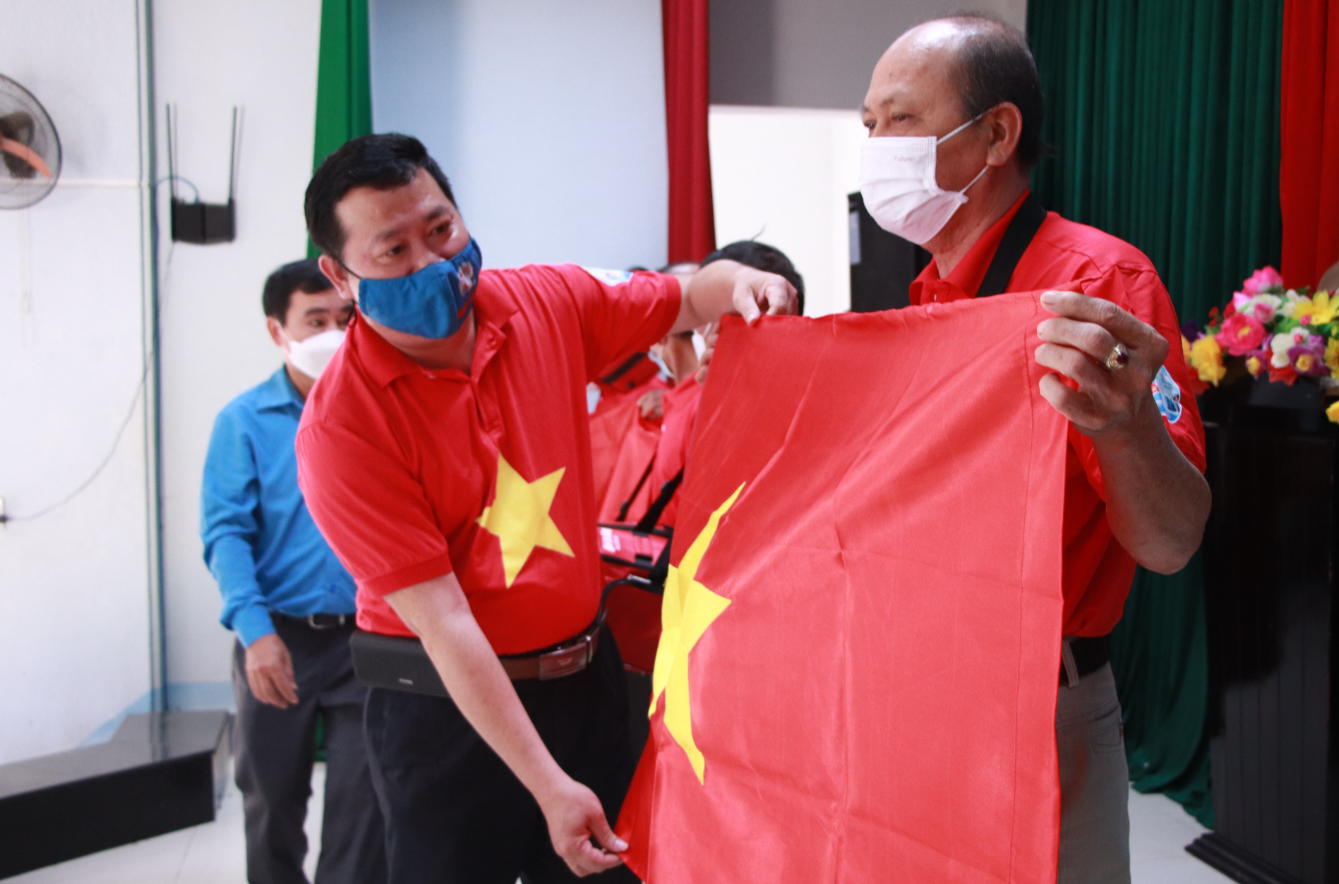 Trao th&ecirc;m 1.000 l&aacute; cờ Tổ quốc cho ngư d&acirc;n tỉnh Quảng Nam - Ảnh 5.