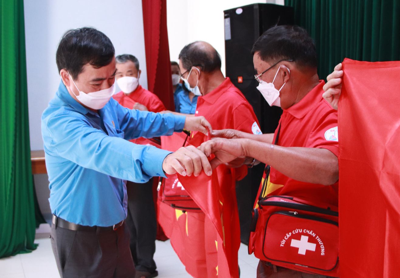 Trao th&ecirc;m 1.000 l&aacute; cờ Tổ quốc cho ngư d&acirc;n tỉnh Quảng Nam - Ảnh 6.