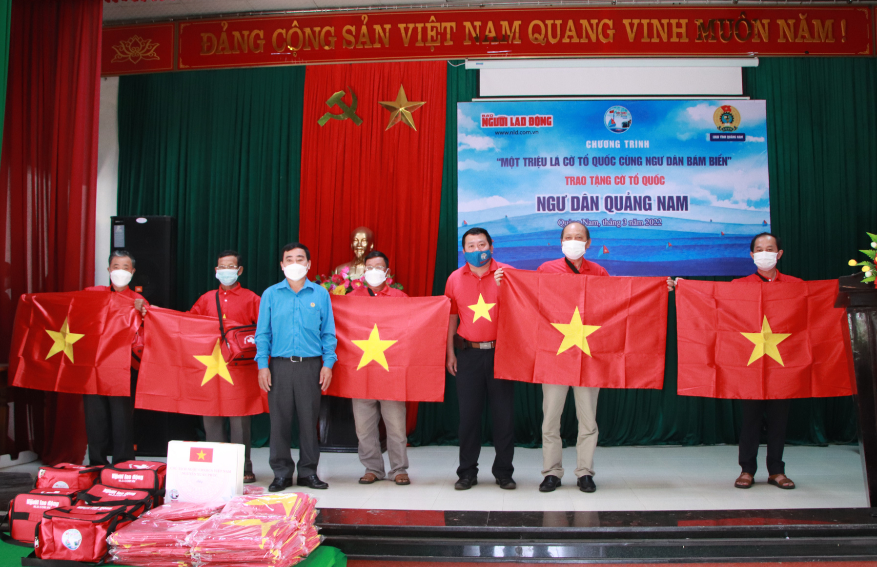 Trao th&ecirc;m 1.000 l&aacute; cờ Tổ quốc cho ngư d&acirc;n tỉnh Quảng Nam - Ảnh 7.