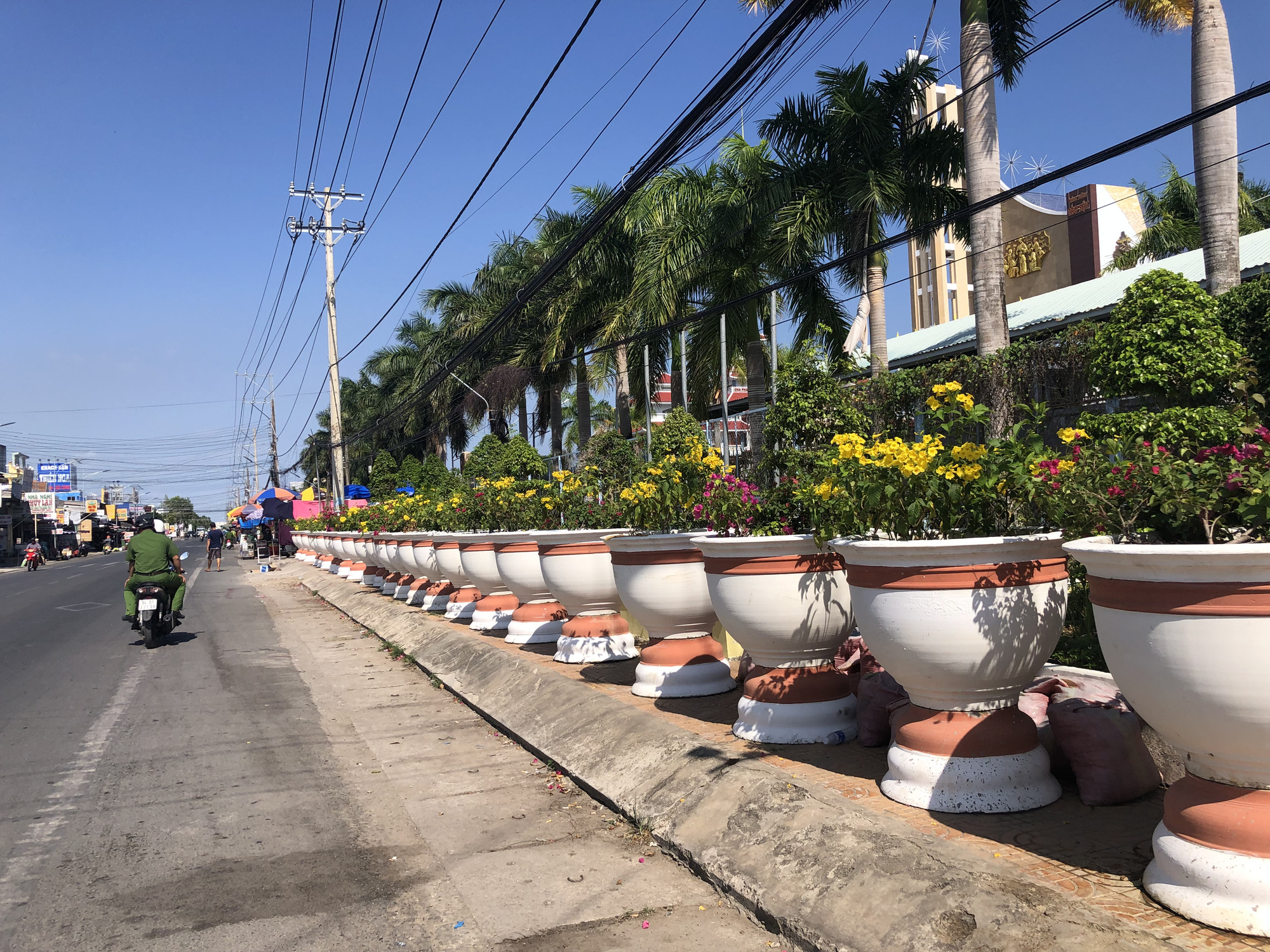 Nh&agrave; thờ Tắc Sậy trước v&agrave; sau khi giải tỏa lề đường - Ảnh 4.
