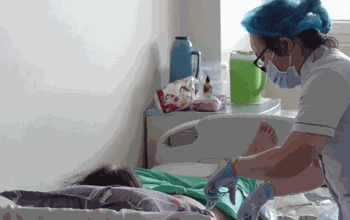 Mổ cấp cứu cho người phụ nữ mang khối u v&uacute; 