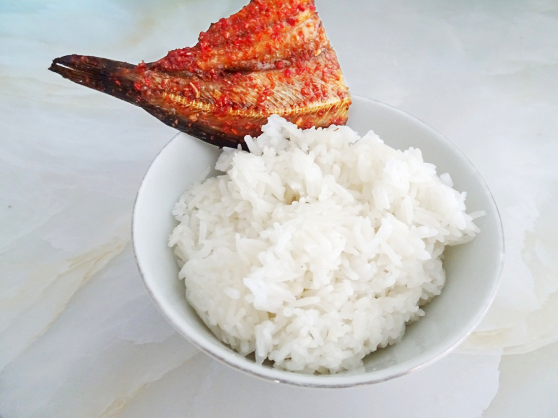 Căng bụng vì cơm trắng ăn với khô