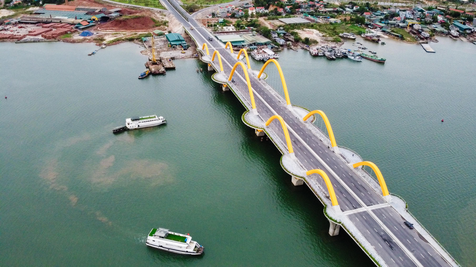 CLIP: Chi&ecirc;m ngưỡng vẻ đẹp của đường ng&agrave;n tỉ bao biển xuy&ecirc;n n&uacute;i v&agrave; cầu t&igrave;nh y&ecirc;u - Ảnh 12.