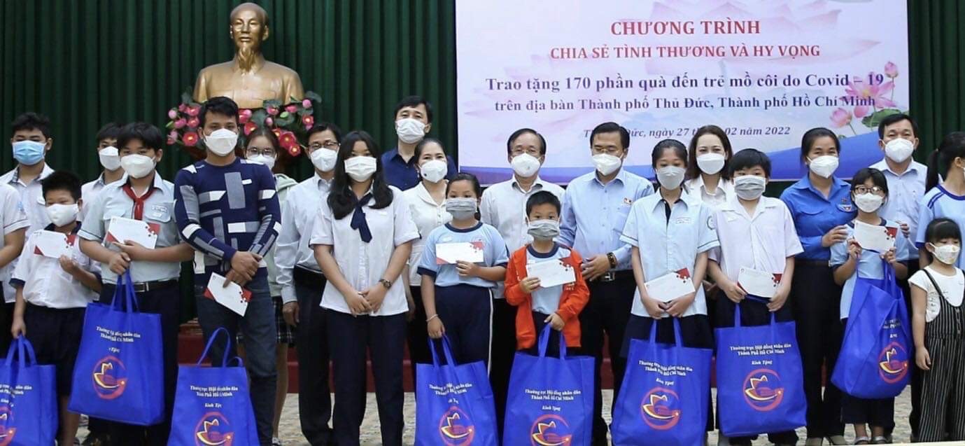 "Đồng hành và chia sẻ yêu thương"