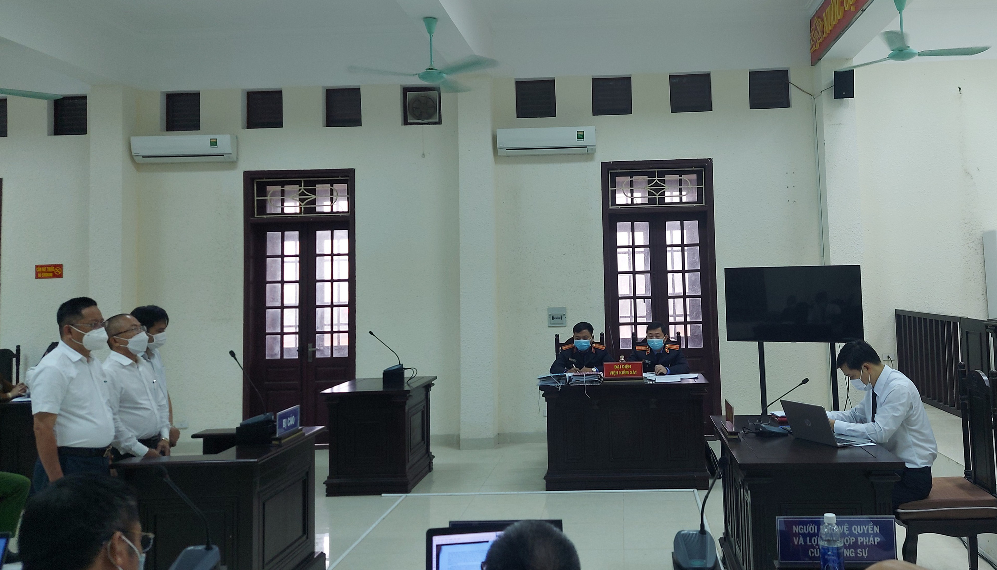 Xét xử vụ nói xấu lãnh đạo tỉnh Quảng Trị: Tất cả bị hại đều vắng mặt - Ảnh 1.