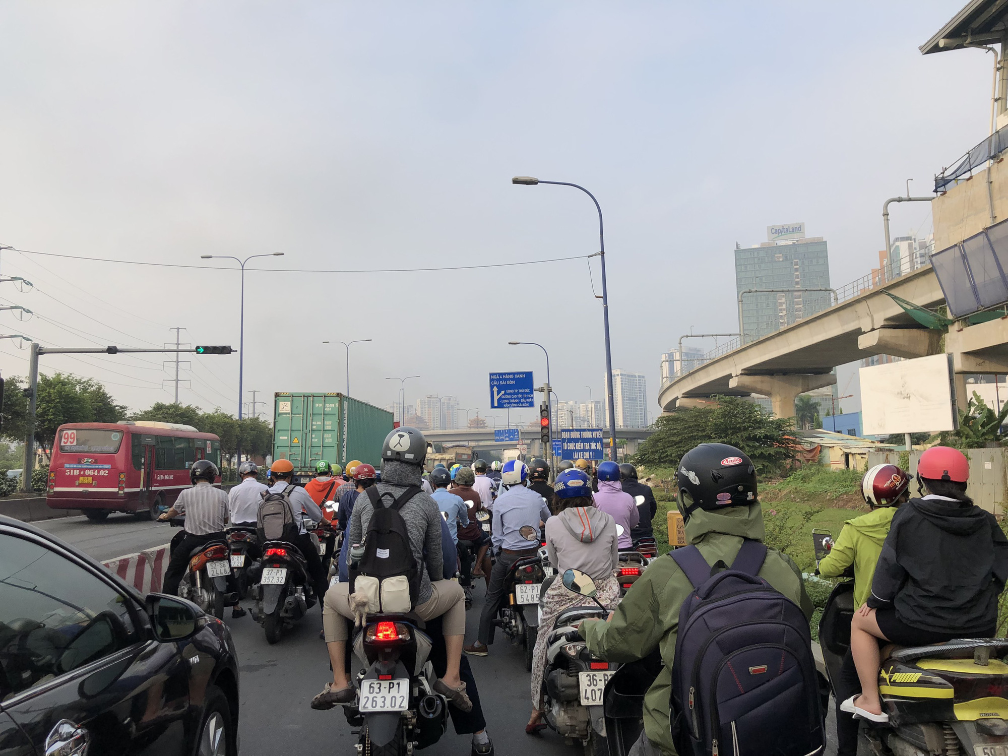 TP HCM: Nắng nóng như lửa đốt, nhiều nơi không thấy bóng cây xanh