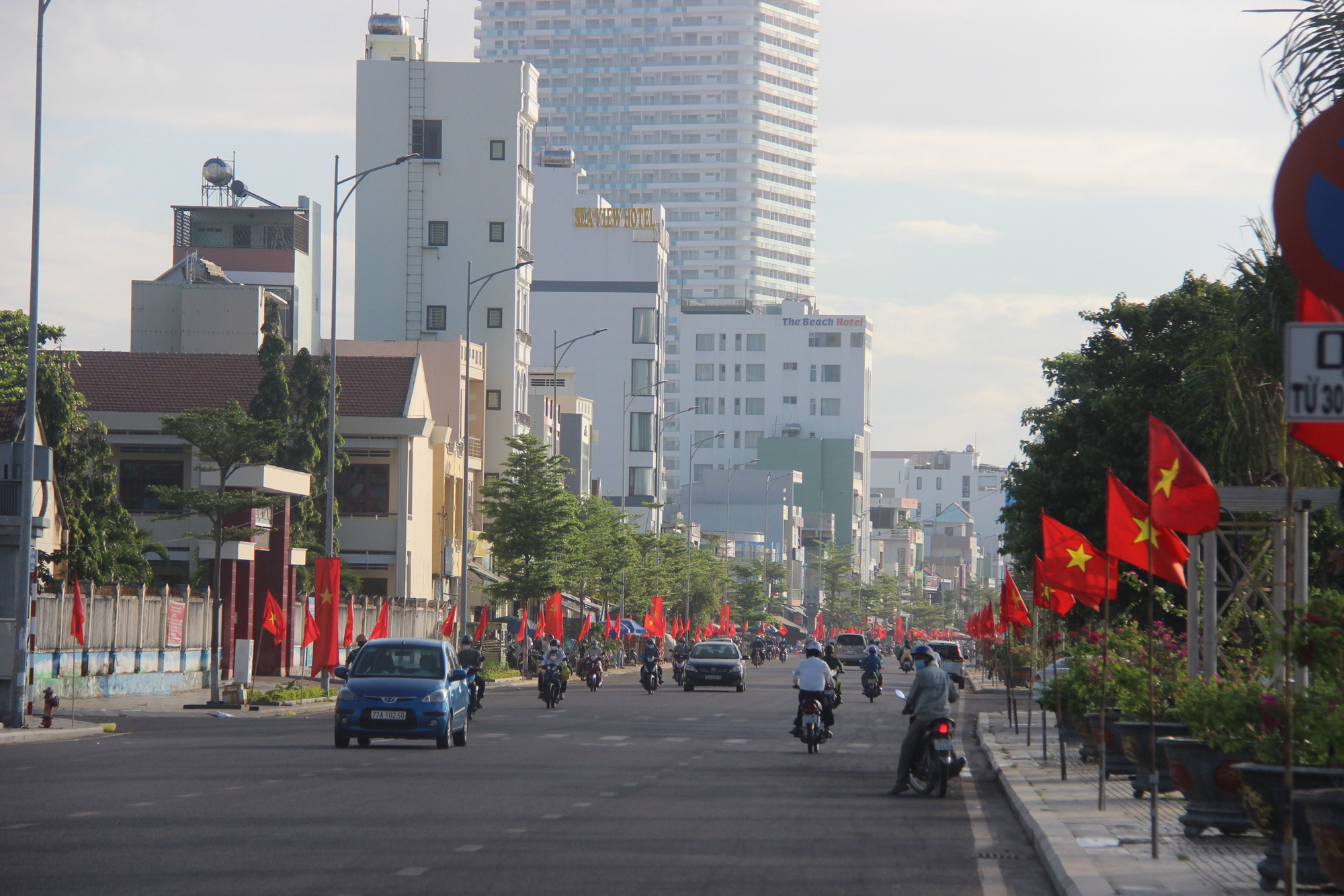 Rực rỡ Đường cờ Tổ quốc trên tuyến phố đắc địa nhất Bình Định
