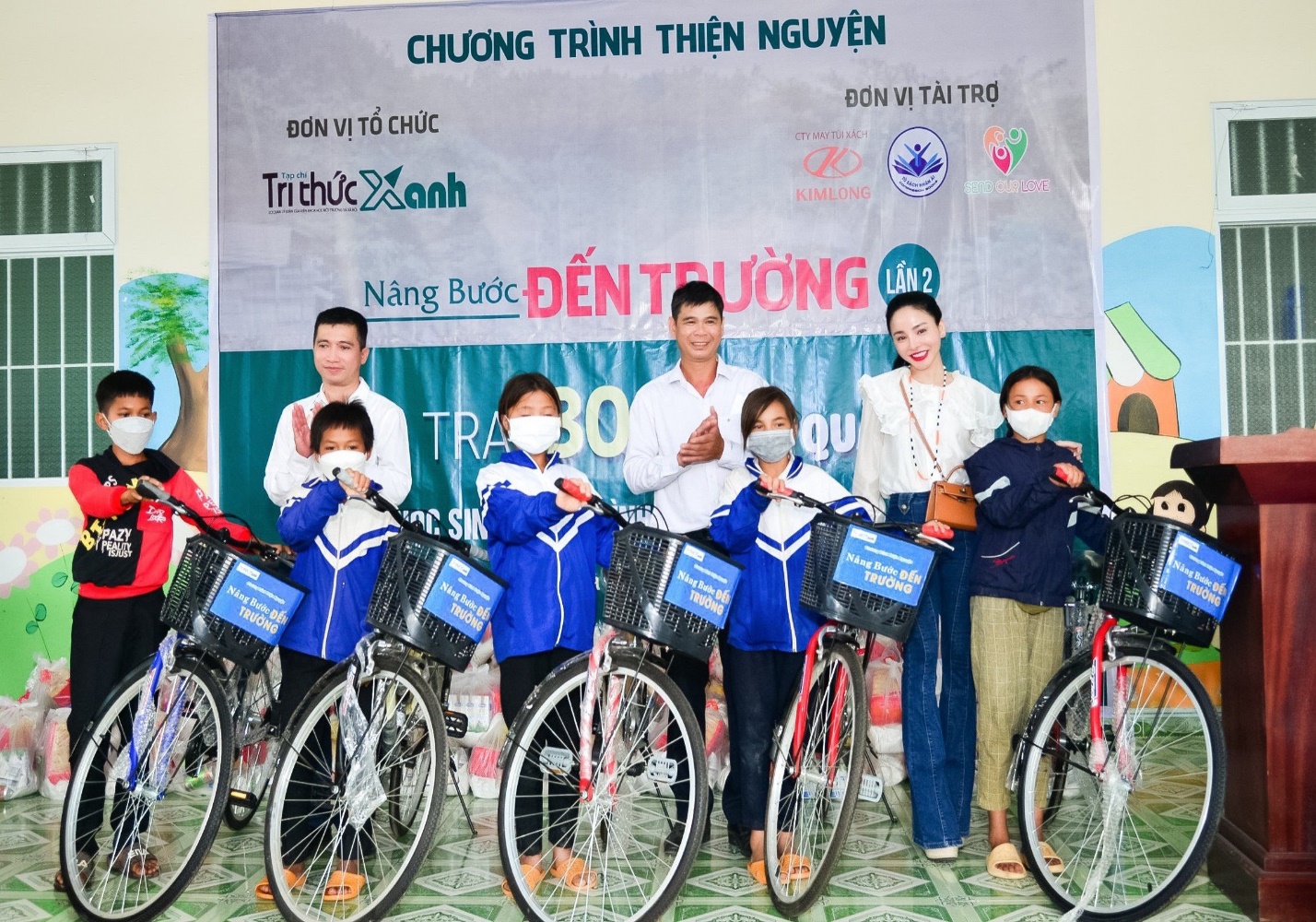 Diễn giả MC Thi Thảo c&ugrave;ng MC Ngọc Ph&uacute; đồng h&agrave;nh c&ugrave;ng &ldquo;N&acirc;ng bước đến trường&rdquo; - Ảnh 2.