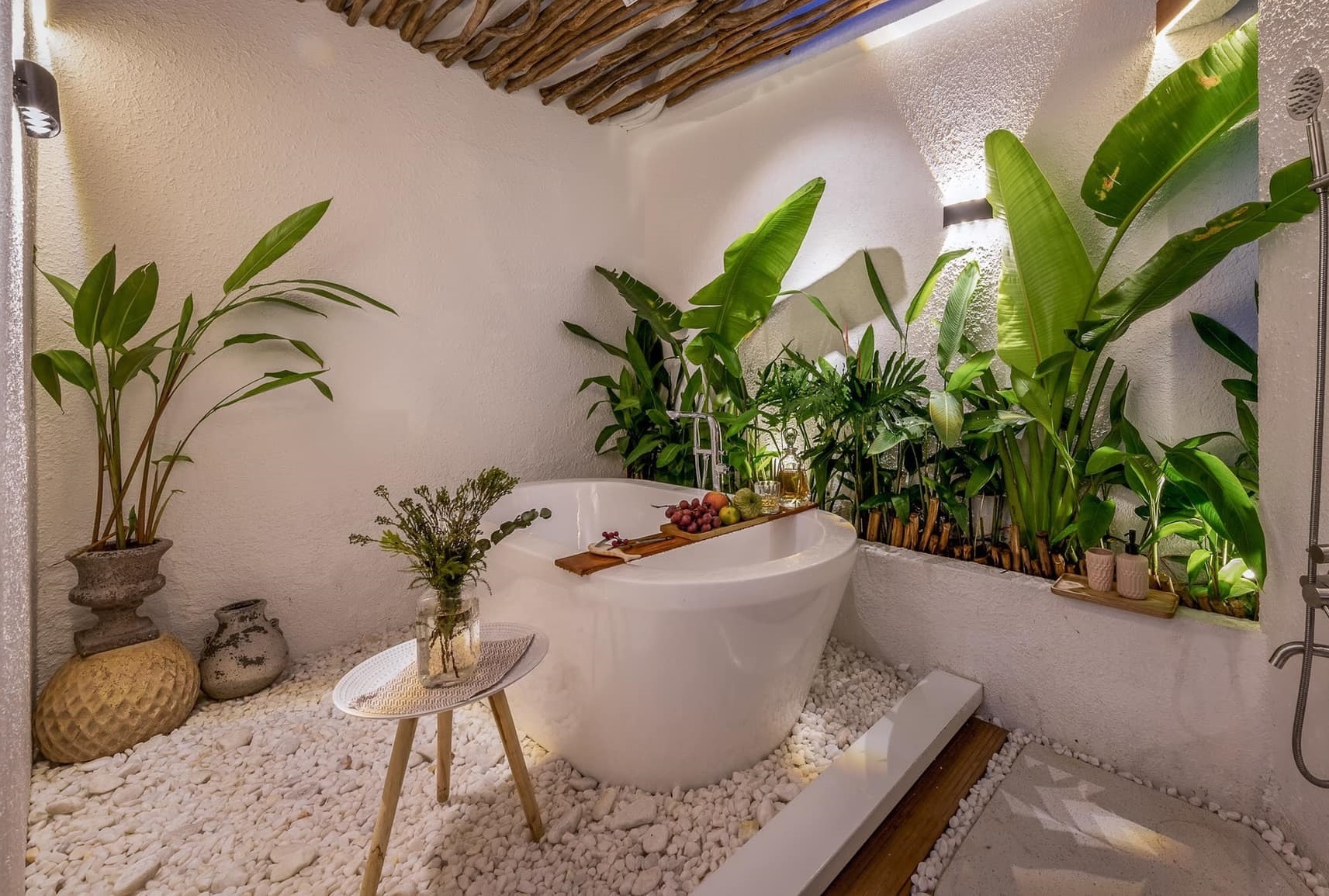 Khu vườn resort, phòng tắm nghìn sao giữa lưng chừng trời ở TP.HCM - Ảnh 2.