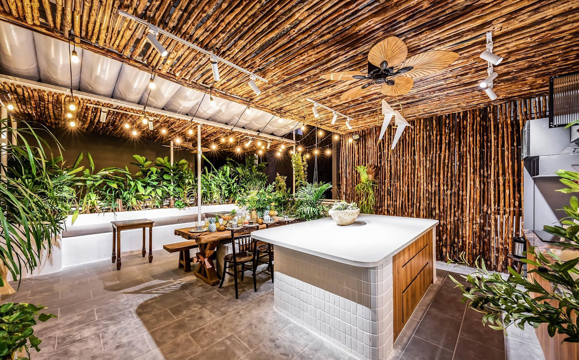 Khu vườn resort, phòng tắm nghìn sao giữa lưng chừng trời ở TP.HCM - Ảnh 12.
