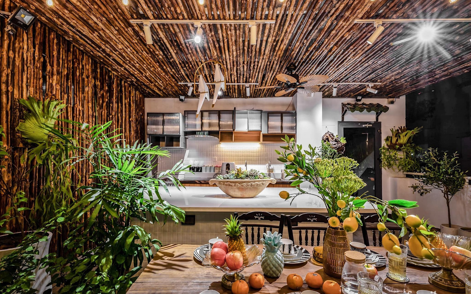 Khu vườn resort, phòng tắm nghìn sao giữa lưng chừng trời ở TP.HCM - Ảnh 14.