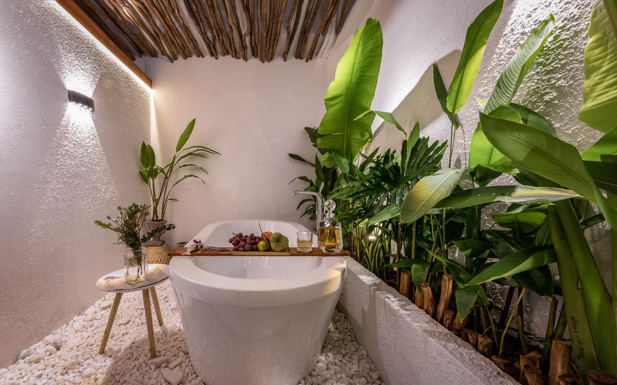 Khu vườn resort, phòng tắm nghìn sao giữa lưng chừng trời ở TP.HCM - Ảnh 3.