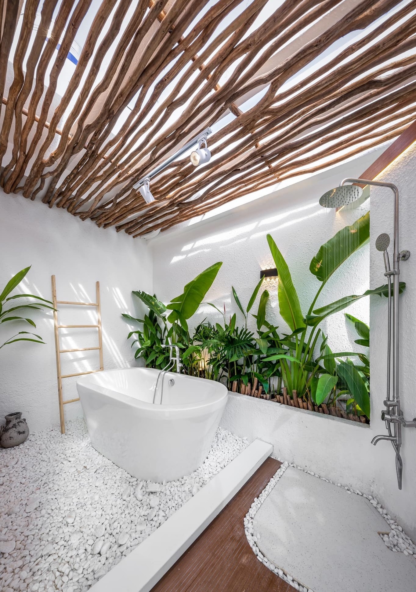 Khu vườn resort, phòng tắm nghìn sao giữa lưng chừng trời ở TP.HCM - Ảnh 6.