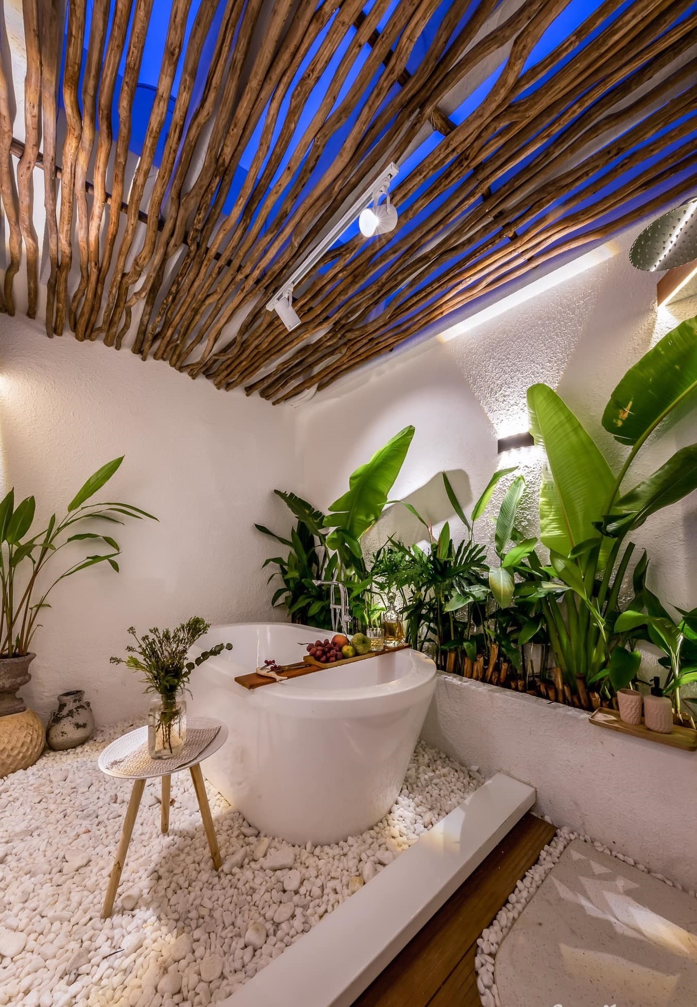 Khu vườn resort, phòng tắm nghìn sao giữa lưng chừng trời ở TP.HCM - Ảnh 7.