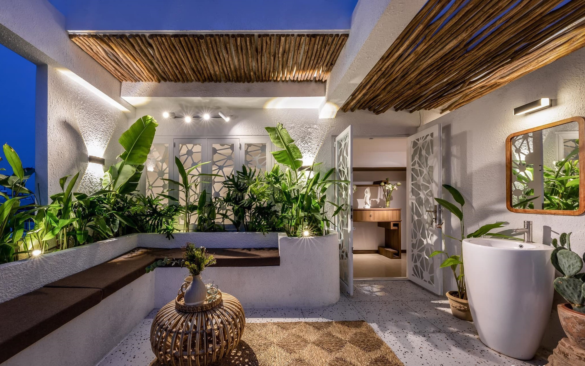 Khu vườn resort, phòng tắm "nghìn sao" giữa lưng chừng trời ở TP HCM