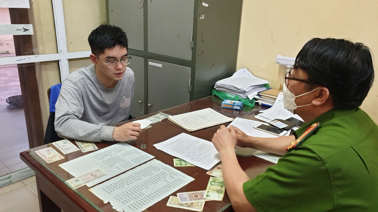 Nam thanh ni&ecirc;n t&aacute;o tợn đổ xăng ra s&agrave;n giao dịch để cướp ng&acirc;n h&agrave;ng Agribank - Ảnh 1.