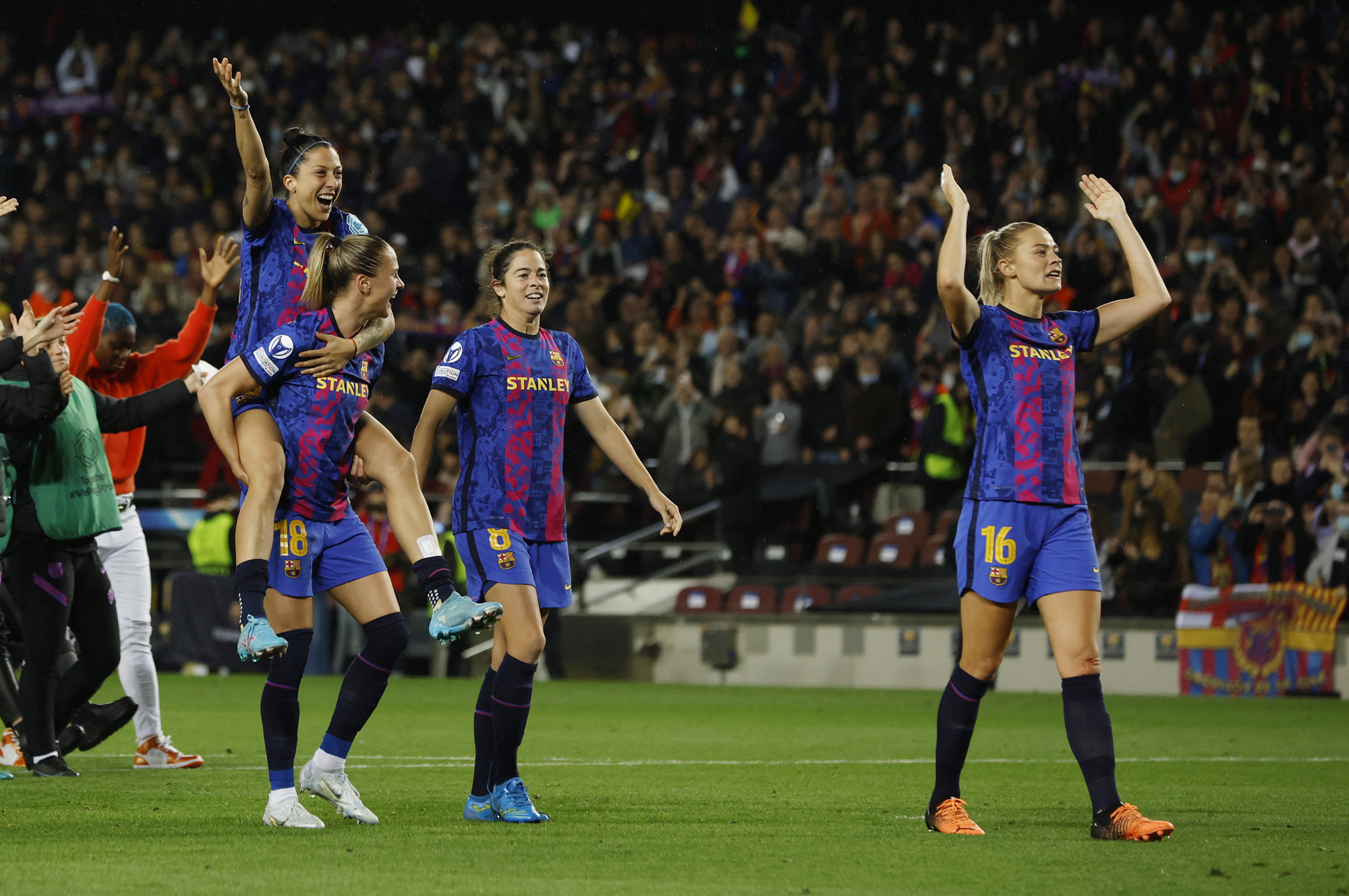 Barcelona đại thắng "si&ecirc;u kinh điển" ở tứ kết Champions League nữ - Ảnh 5.