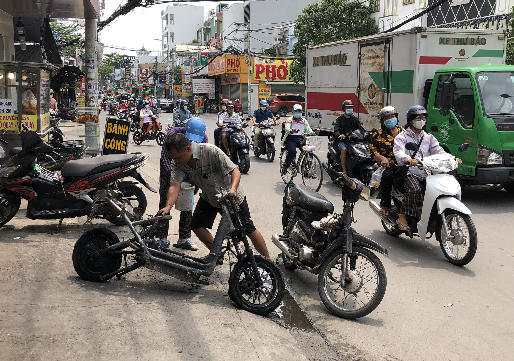 Ch&aacute;y dữ dội ngay ng&atilde; tư ở TP HCM do xe m&aacute;y điện - Ảnh 5.