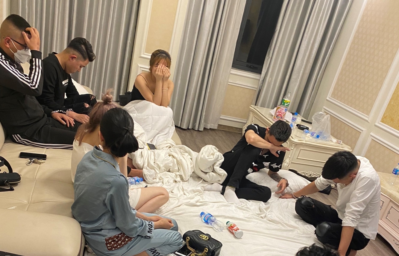 Sau tiệc cưới, chú rể cùng nhóm bạn vào khách sạn mở "tiệc" ma túy