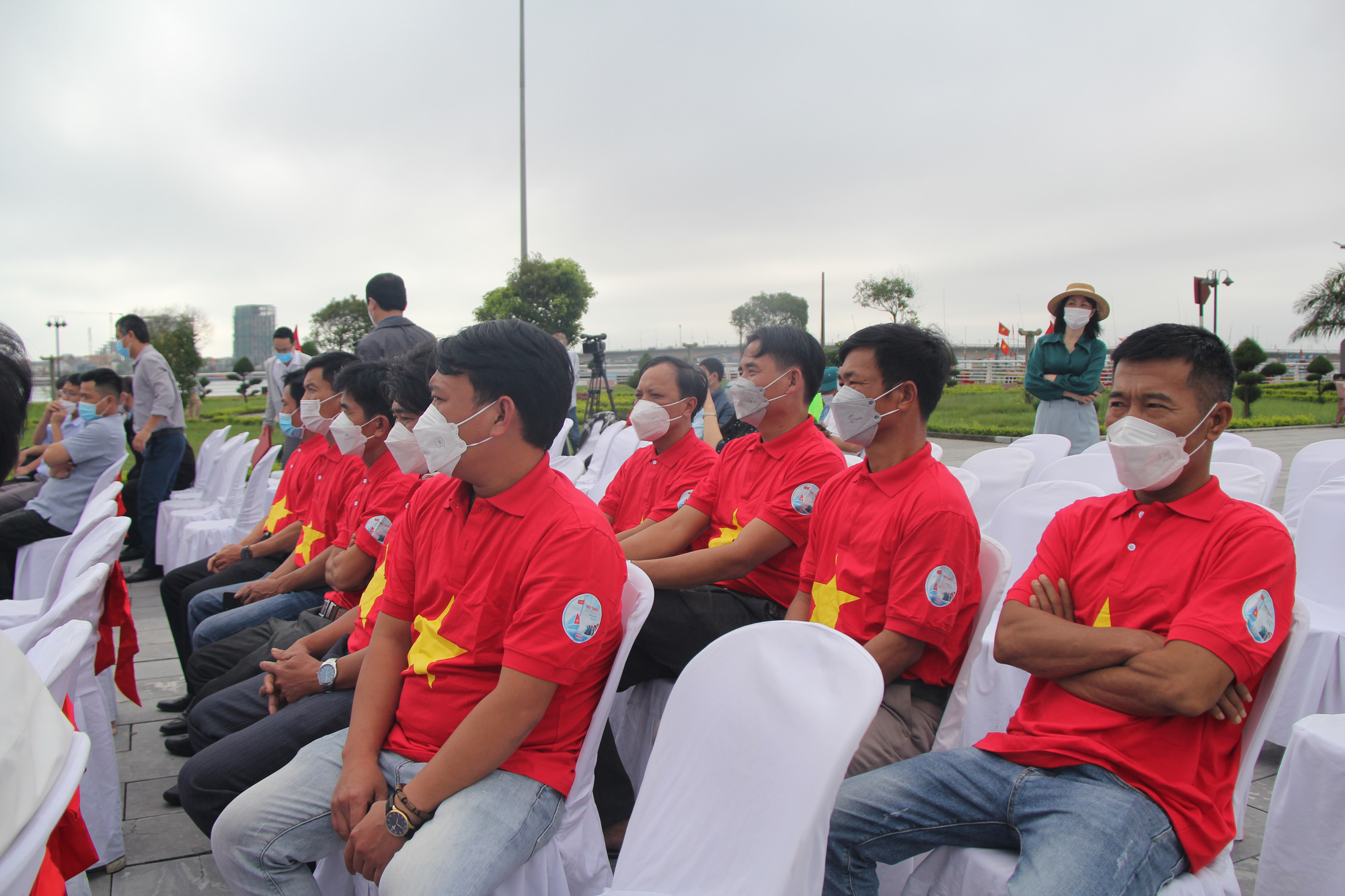 15.000 l&aacute; cờ Tổ quốc đến với ngư d&acirc;n Quảng B&igrave;nh, Quảng Ng&atilde;i - Ảnh 14.