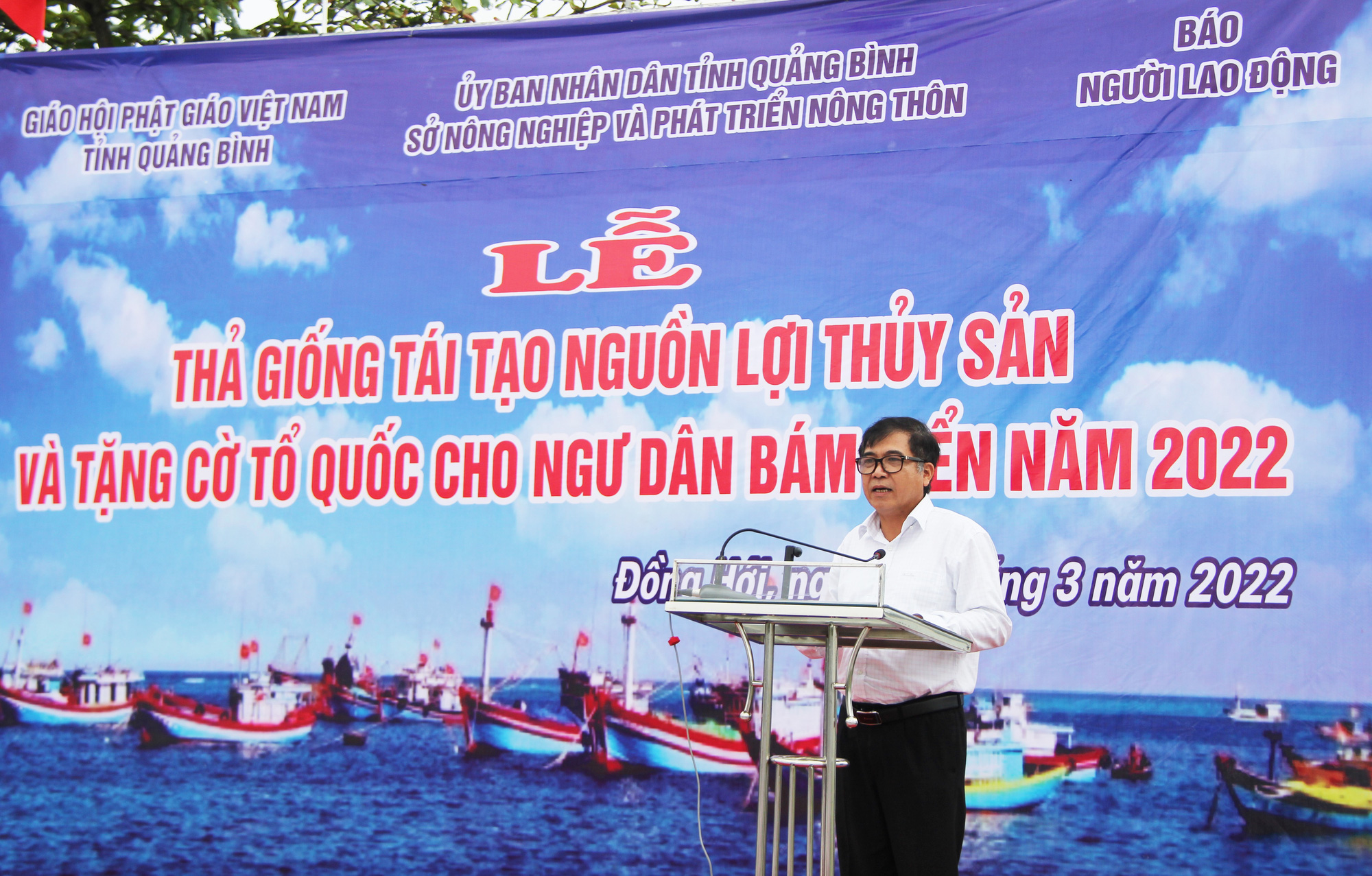 15.000 l&aacute; cờ Tổ quốc đến với ngư d&acirc;n Quảng B&igrave;nh, Quảng Ng&atilde;i - Ảnh 9.
