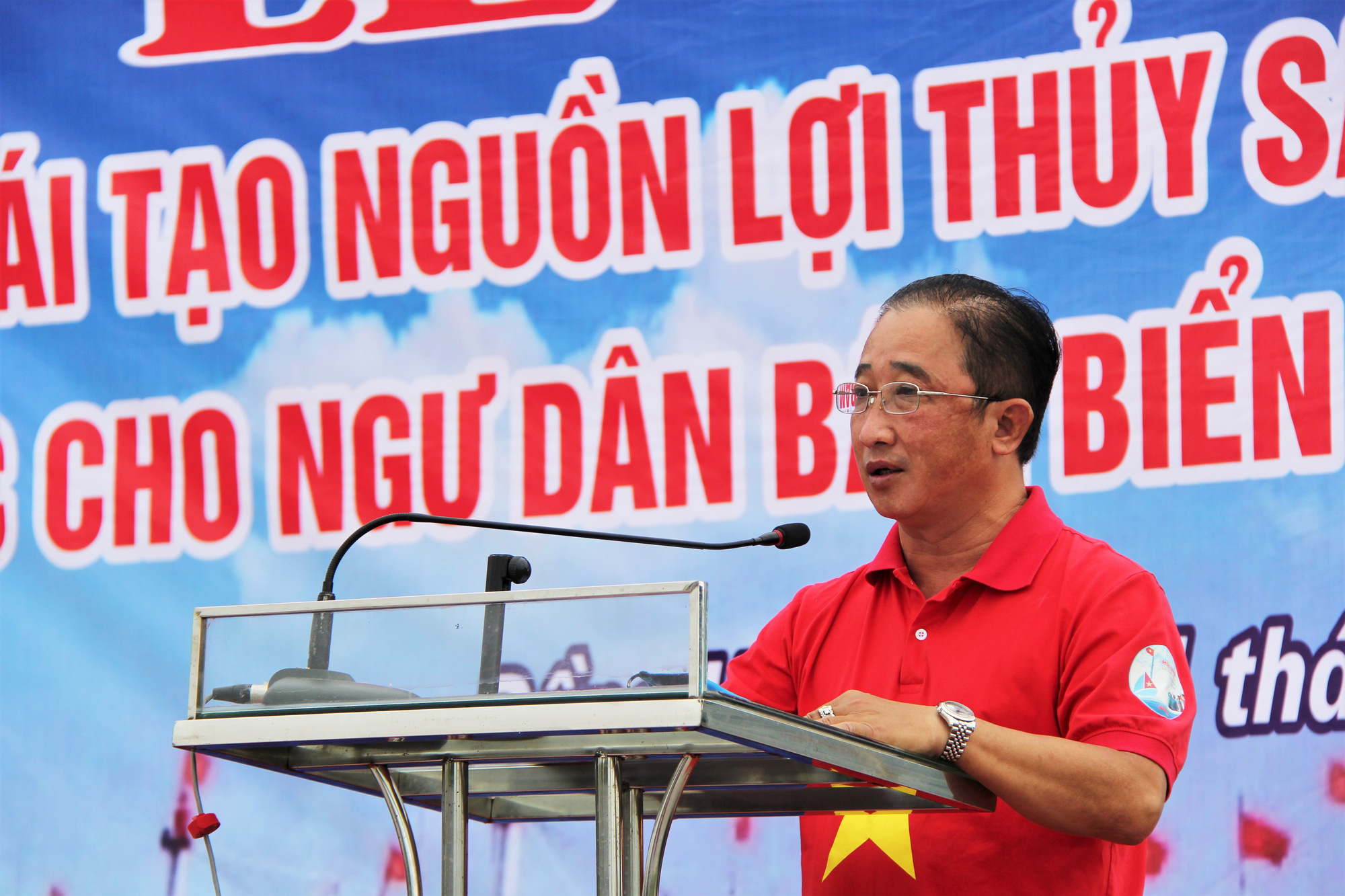 15.000 l&aacute; cờ Tổ quốc đến với ngư d&acirc;n Quảng B&igrave;nh, Quảng Ng&atilde;i - Ảnh 6.