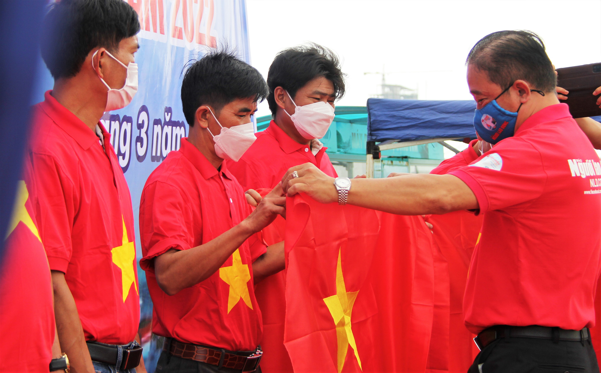 15.000 l&aacute; cờ Tổ quốc đến với ngư d&acirc;n Quảng B&igrave;nh, Quảng Ng&atilde;i - Ảnh 7.